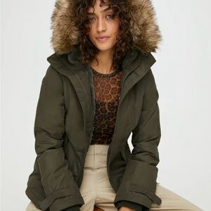 Aritzia Tna The Summit Parka Goose Down in Green